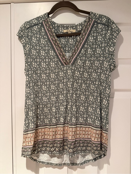 Les Serein Tops - Gray & Pink Patterned Cap Sleeve Top